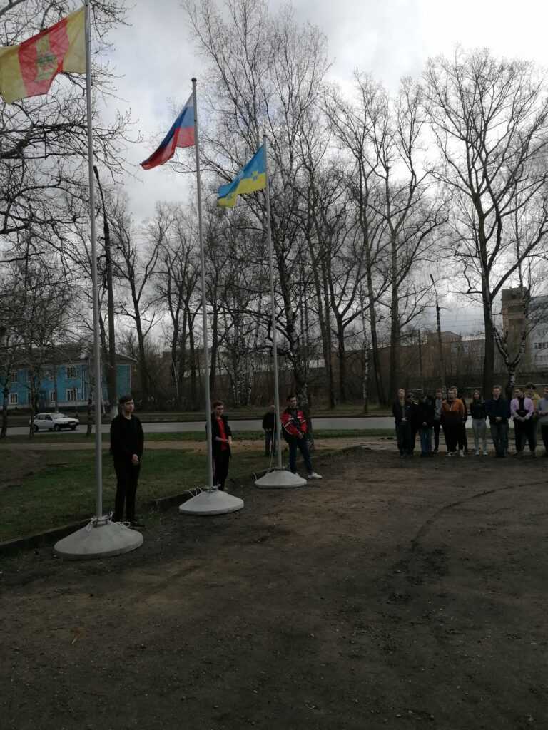 Церемония поднятия Государственного флага РФ